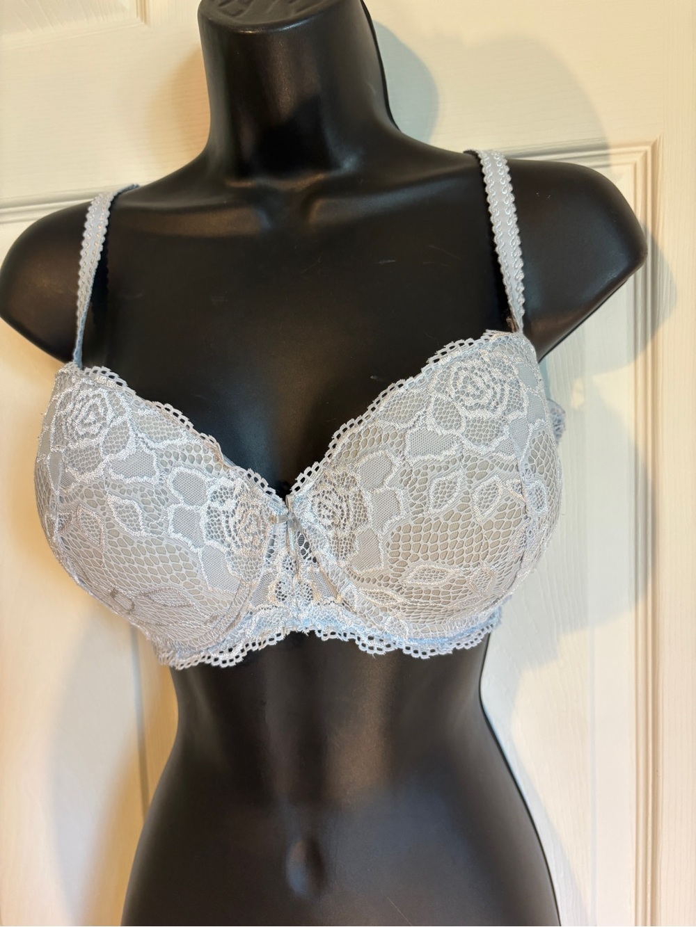 La Vie En Rose Lace Underwire Bra in Light Gray - Women Intimates